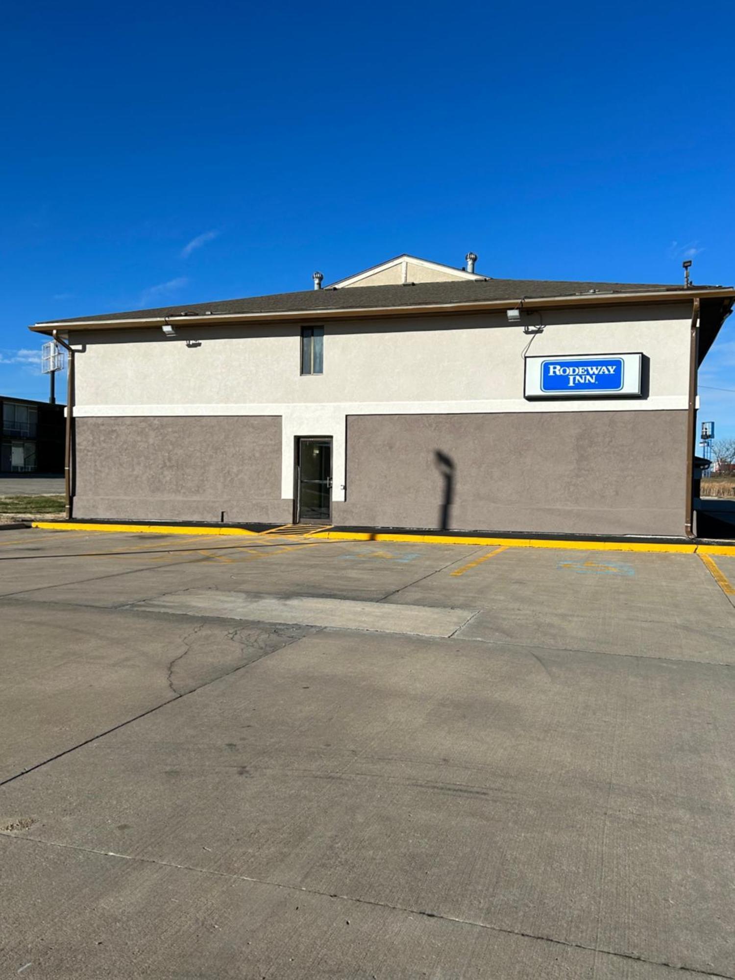 Rodeway Inn Emporia Bagian luar foto