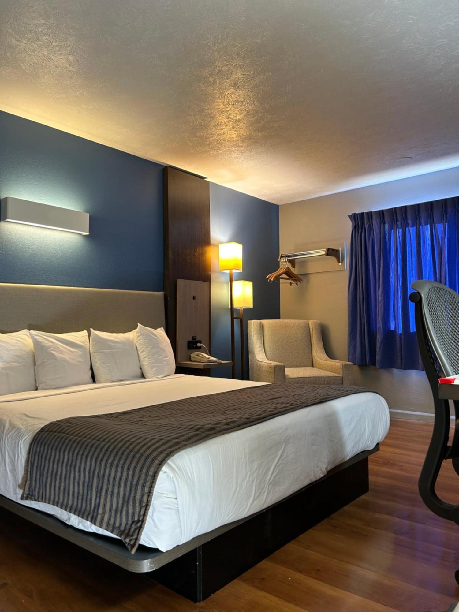 Rodeway Inn Emporia Bagian luar foto